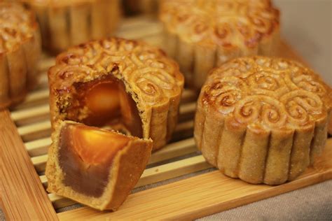 what are mooncakes